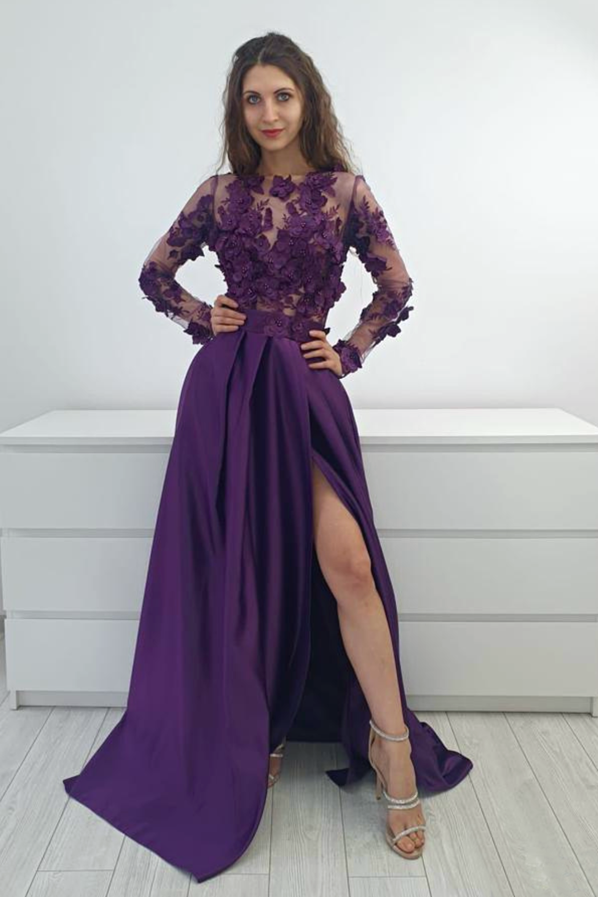 Abito lungo svasato viola prugna Moda-Mania con corpetto a maniche lunghe in tulle floreale 3D e gonna in taffetà.