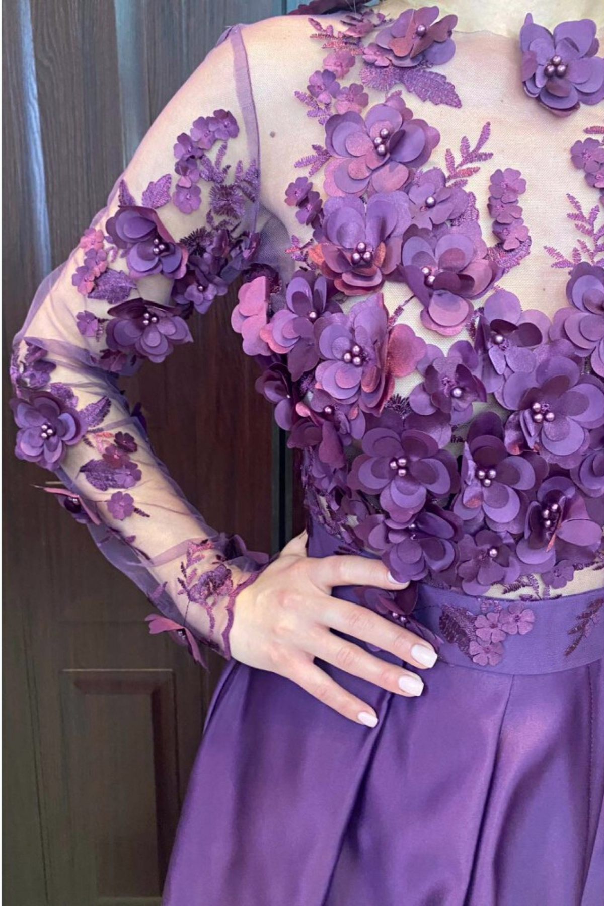 Abito lungo svasato viola prugna Moda-Mania con corpetto a manica lunga in tulle floreale 3D e gonna in taffetà.