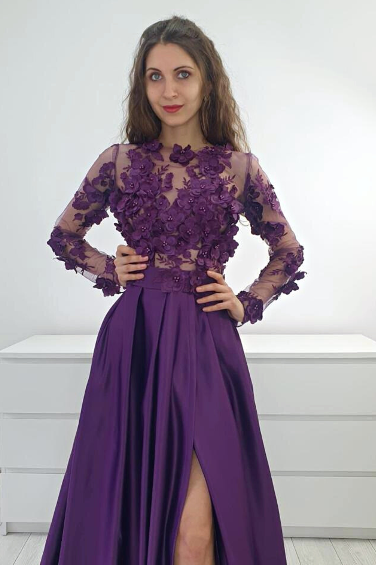 Abito lungo svasato viola prugna Moda-Mania con corpetto a manica lunga in tulle floreale 3D e gonna in taffetà.