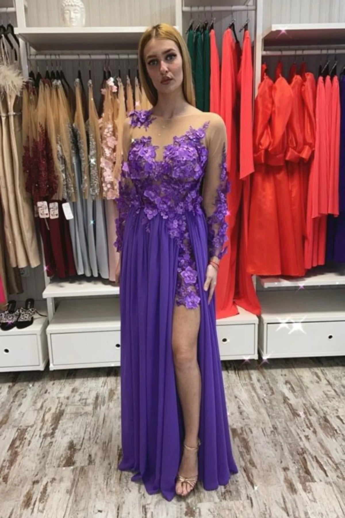 Abito lungo lilla Moda-Mania con strascico, corpetto in tulle nude con fiori 3D, elegante e raffinato per occasioni speciali.