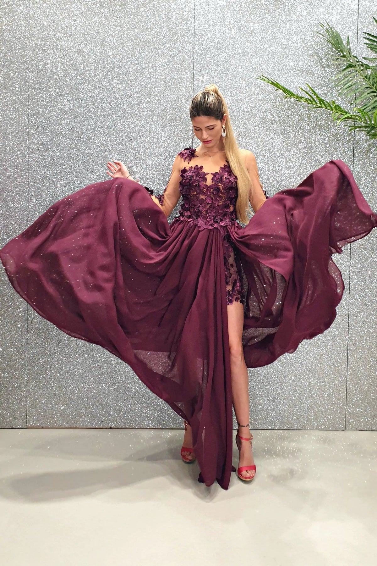 Abito lungo viola prugna Moda-Mania con strascico e corpetto in tulle nude a fiori 3D, elegante e raffinato.