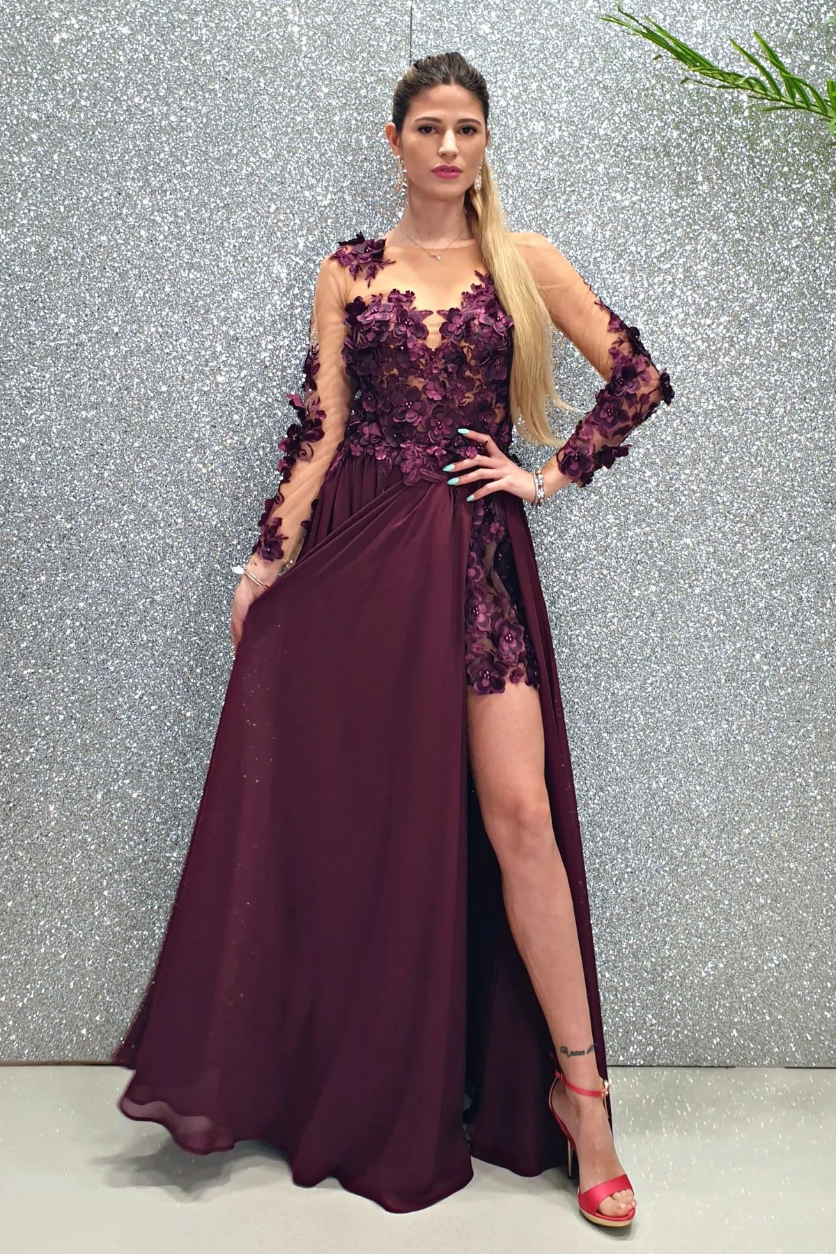Abito lungo viola prugna Moda-Mania con strascico, corpetto in tulle nude con fiori 3D, elegante e femminile.