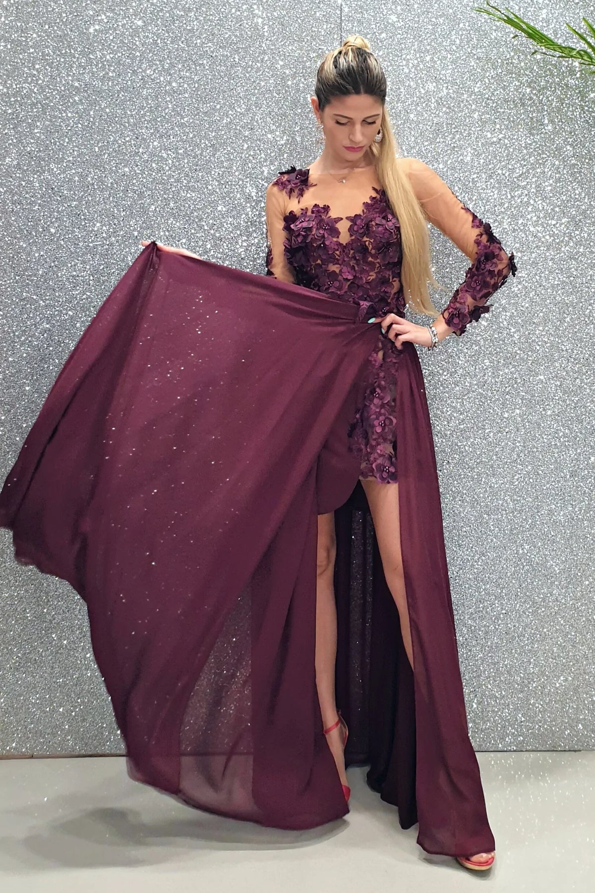 Abito lungo viola prugna Moda-Mania con strascico, corpetto in tulle nude con fiori 3D, elegante e femminile.