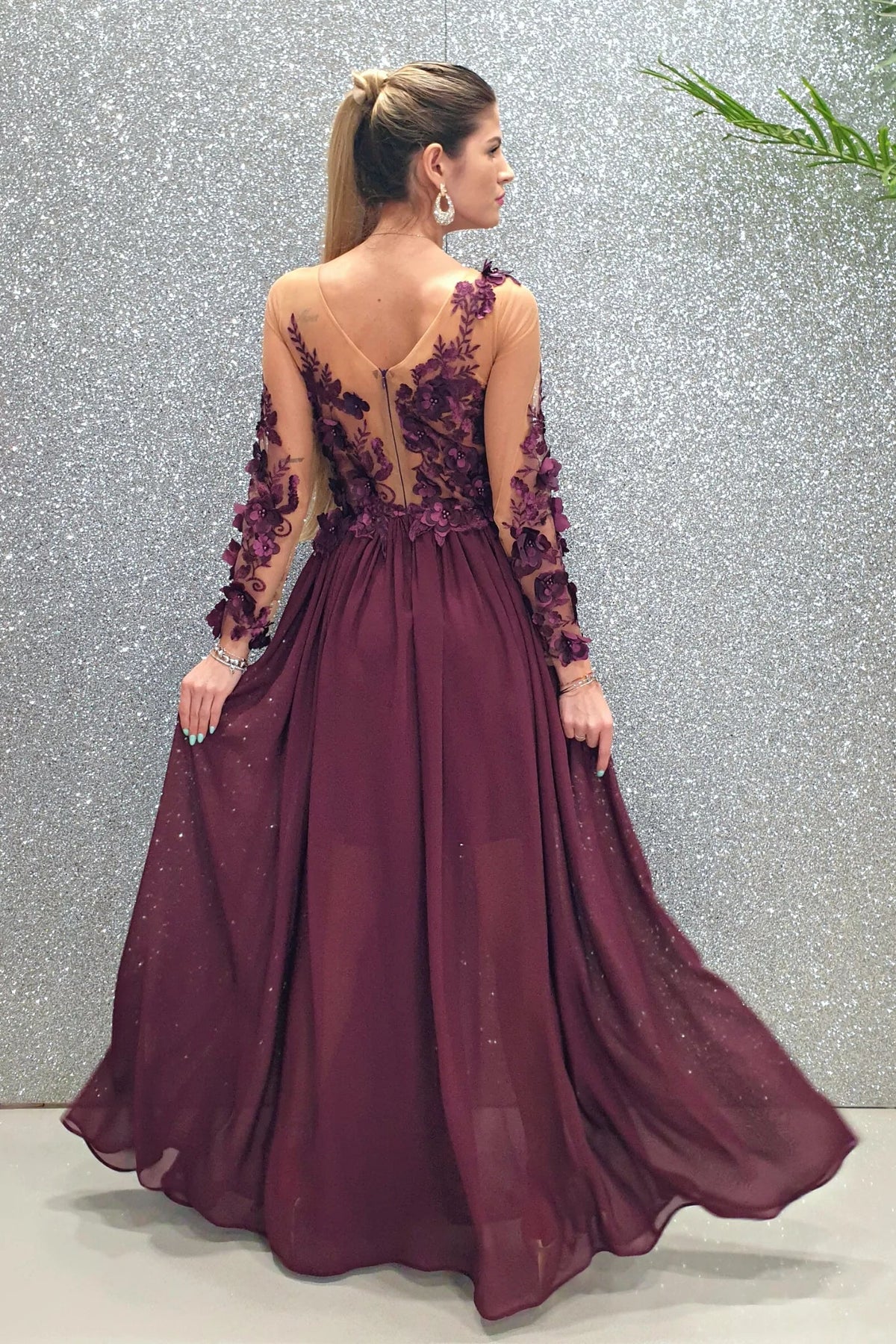 Abito lungo viola prugna Moda-Mania con strascico e corpetto in tulle nude a fiori 3D, elegante e femminile.