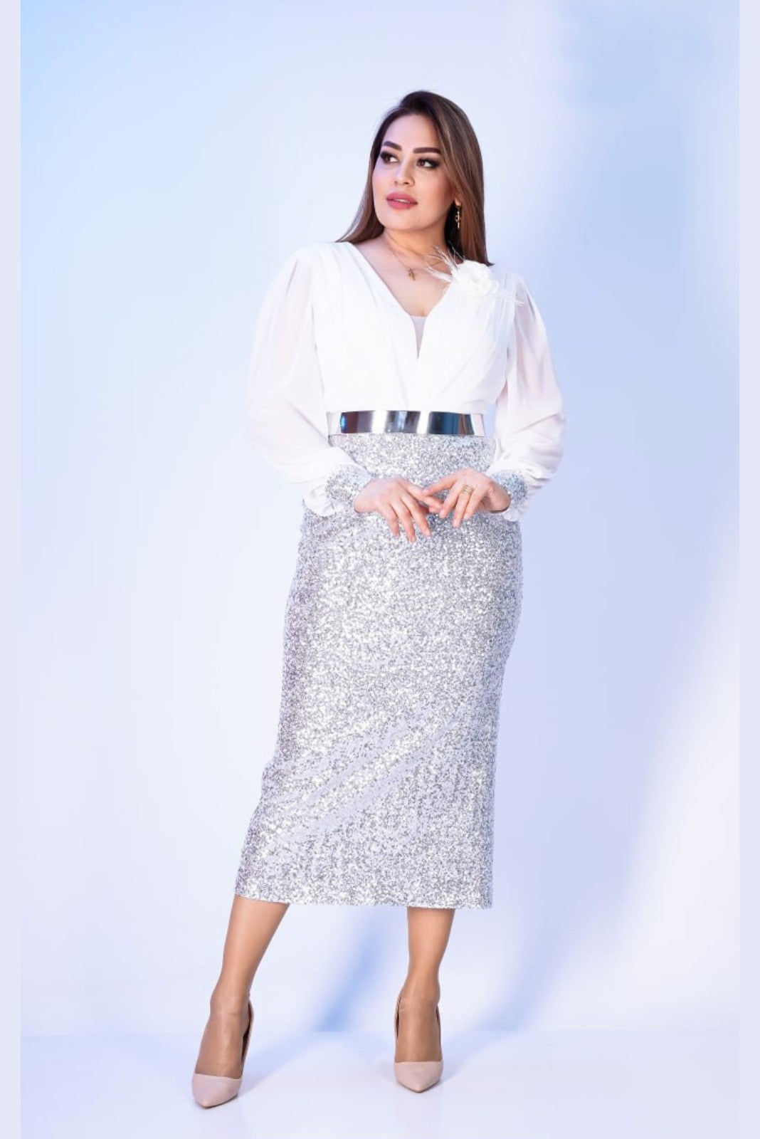 Abito midi bianco in tessuto georgette con corpetto, gonna argento in paillettes e cintura, moda-mania, abiti corti elegante
