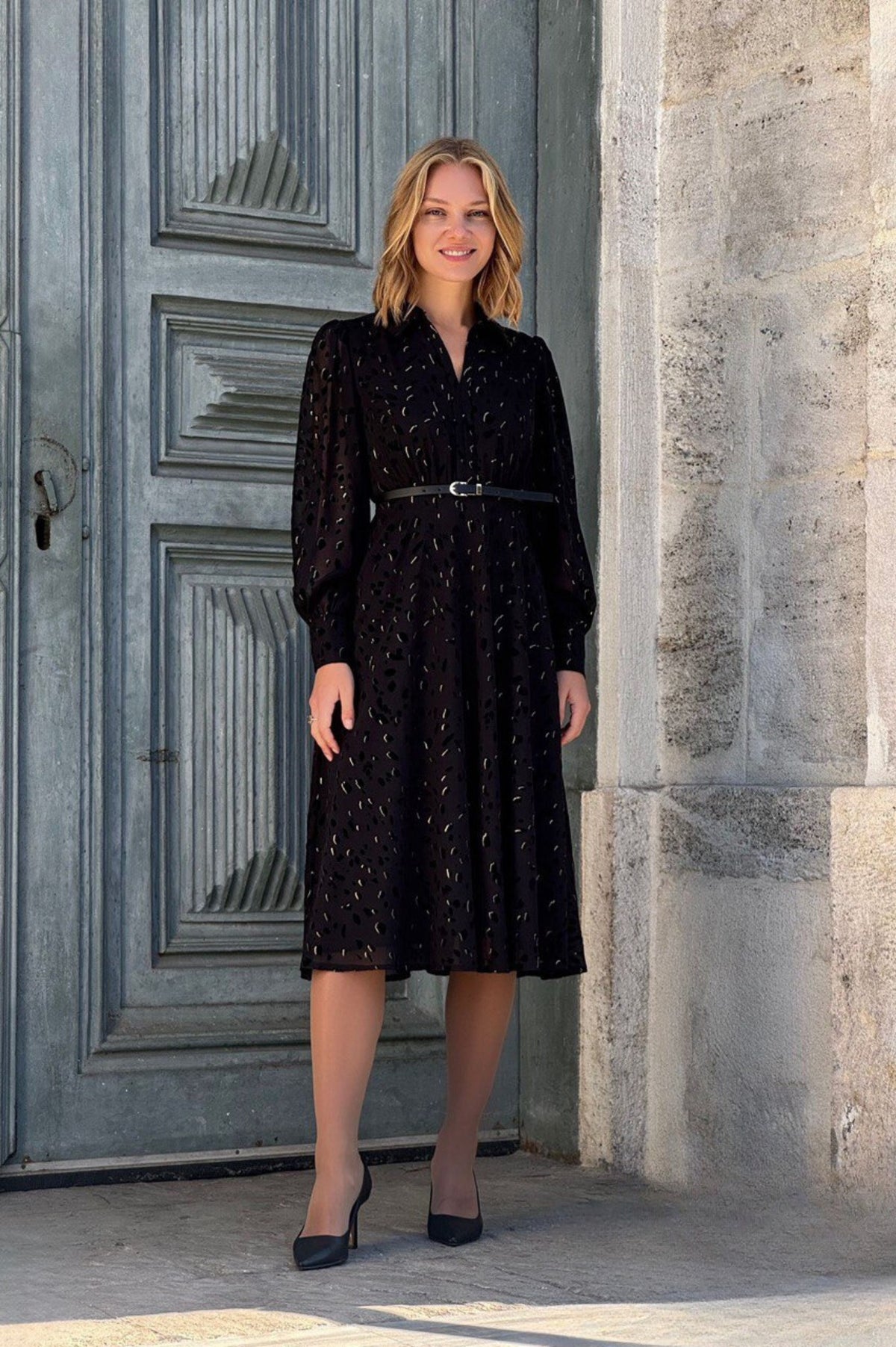 Abito midi nero svasato in georgette a fantasia maculata accessoriato con cintura