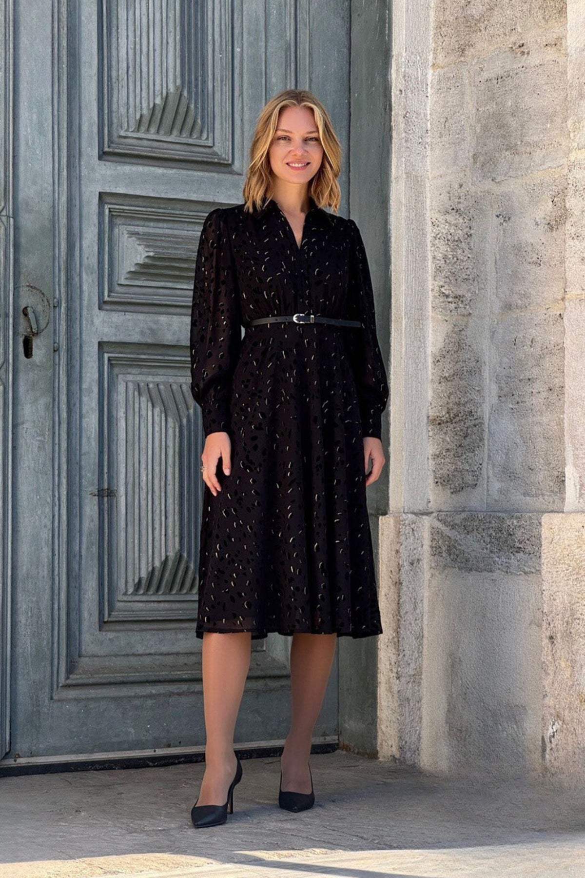 Abito midi nero svasato in georgette a fantasia maculata accessoriato con cintura