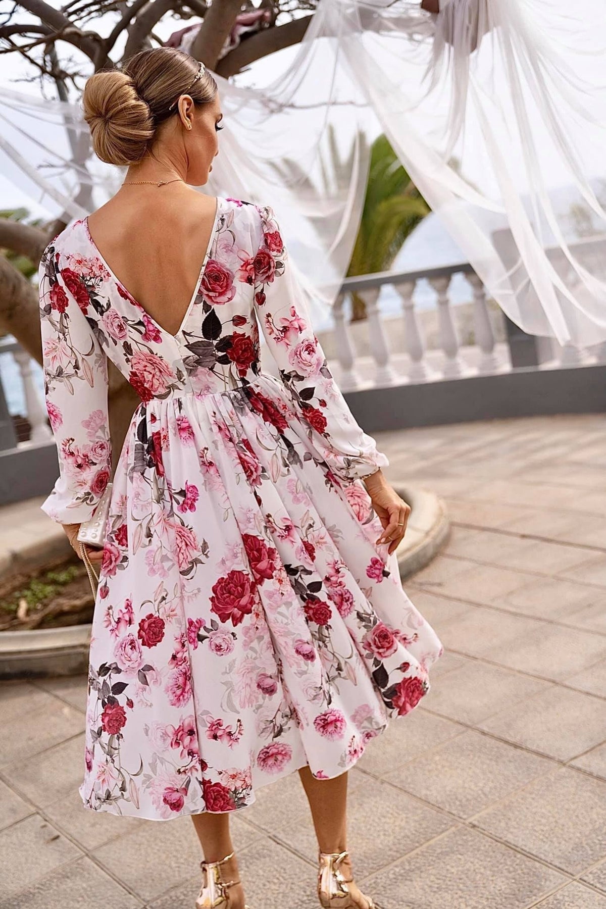 Abito midi svasato bianco con fantasia floreale rosa e rossa, scollo a V posteriore, marca Moda-Mania, abiti corti elegante.