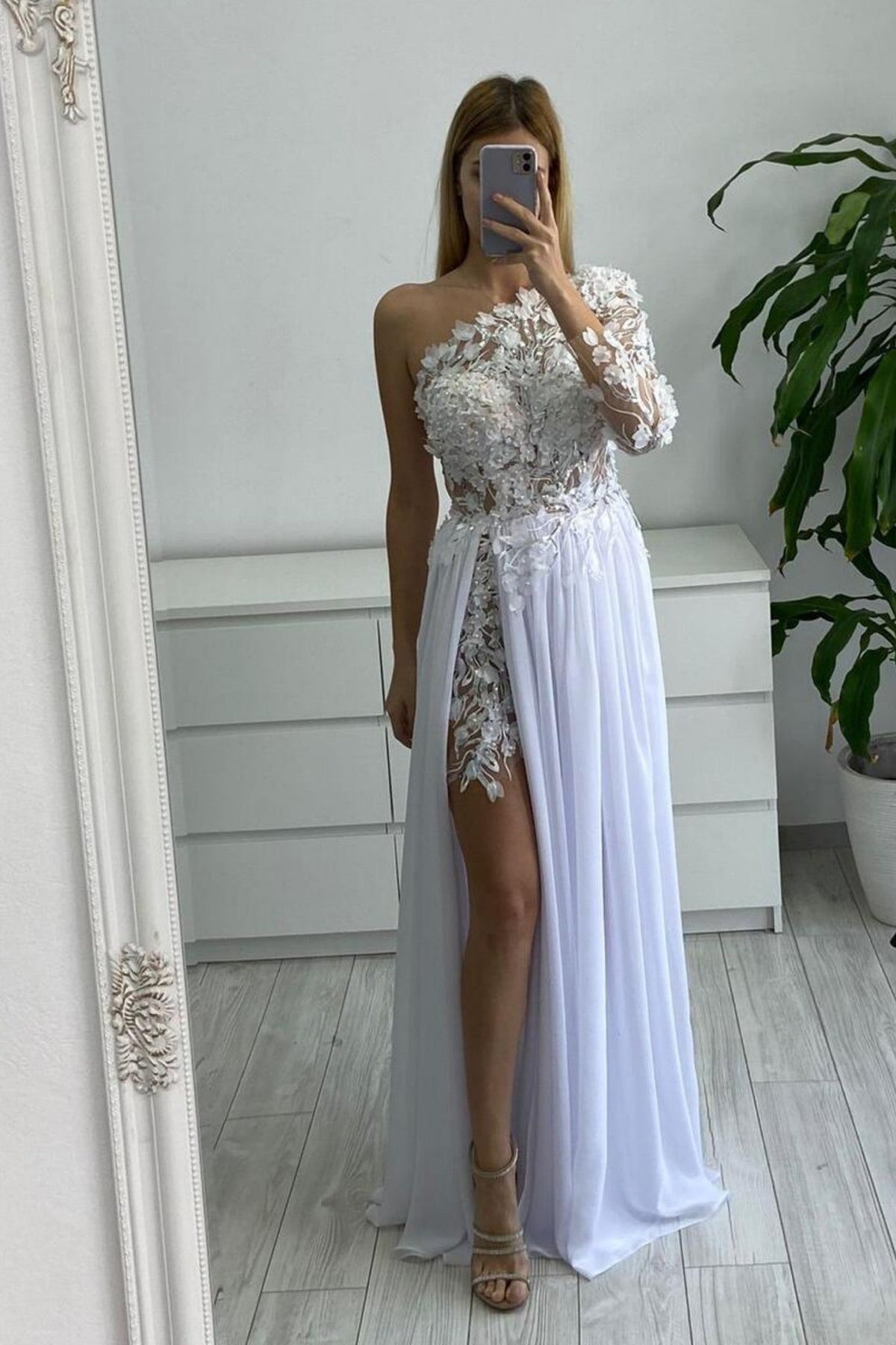 Abito lungo bianco con manica singola, strascico in georgette e corpetto a fiori 3D, di Moda-Mania.