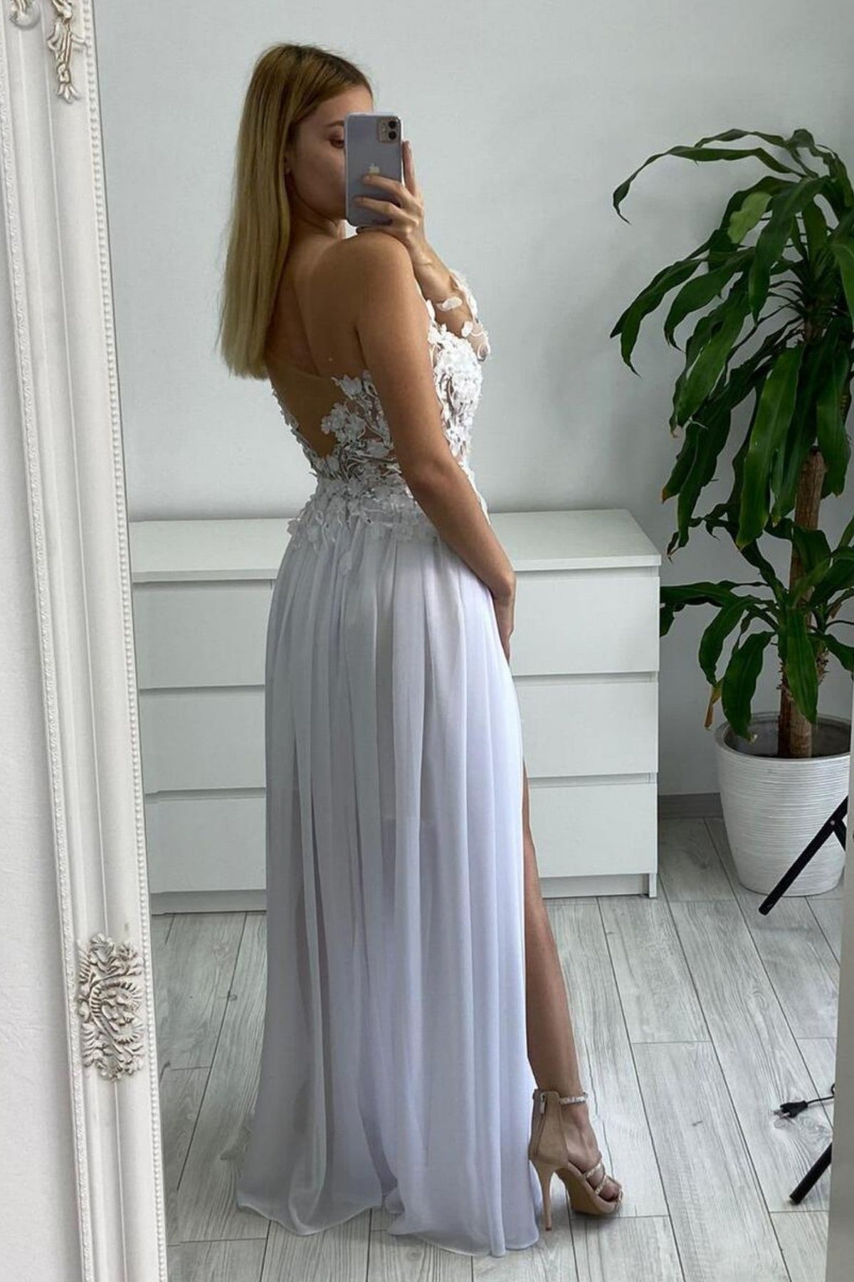 Abito lungo bianco con manica mono, strascico in georgette, corpetto a fiori 3D, marca Moda-Mania, elegante e femminile.