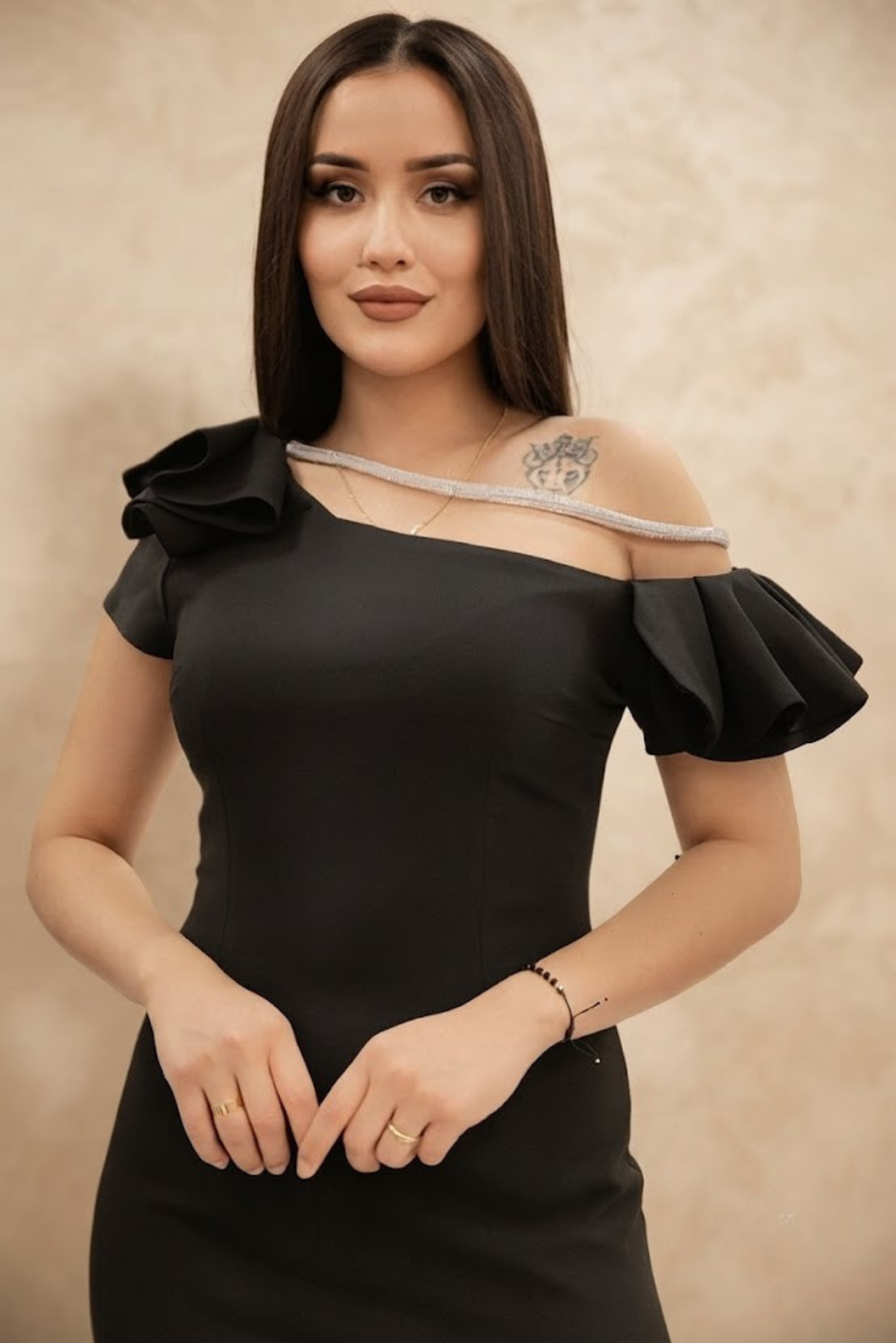 Abito nero aderente lungo alla caviglia con scollo monospalla e dettagli di piume decorative, Moda-Mania, abiti lunghi elegante