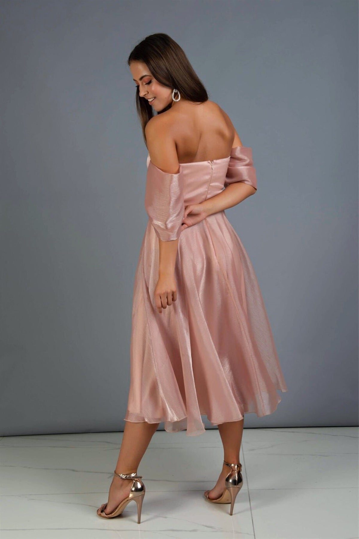 Abito midi pesca svasato in organza con scollo a cuore e maniche cadenti, firmato Moda-Mania, visibile in dettaglio.