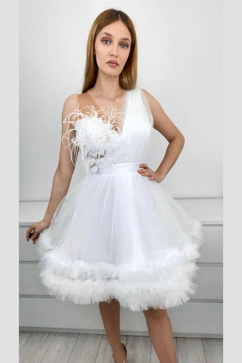 Abito princess bianco Moda-Mania in tulle con corpetto a fiori 3D e dettagli di piume decorativi, abiti corti eleganti.
