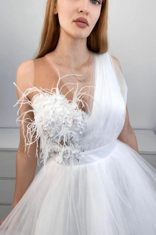 Abito princess bianco in tulle con corpetto a fiori 3D e piume decorative, abiti corti di Moda-Mania, elegante e femminile