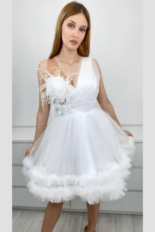 Abito princess bianco in tulle con corpetto a fiori 3D e piume decorative, abiti corti Moda-Mania, dettaglio elegante e raffinato
