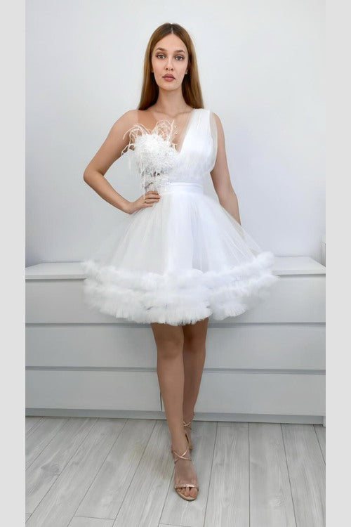 Abito princess bianco in tulle con corpetto a fiori 3D e piume decorative, abiti corti Moda-Mania, ideale per occasioni speciali.