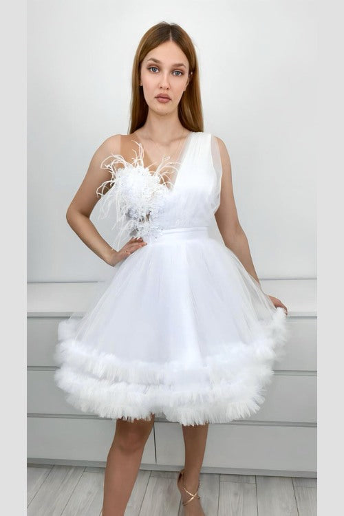 Abito princess bianco in tulle con corpetto a fiori 3D e piume decorative, abiti corti Moda-Mania, elegante e femminile.