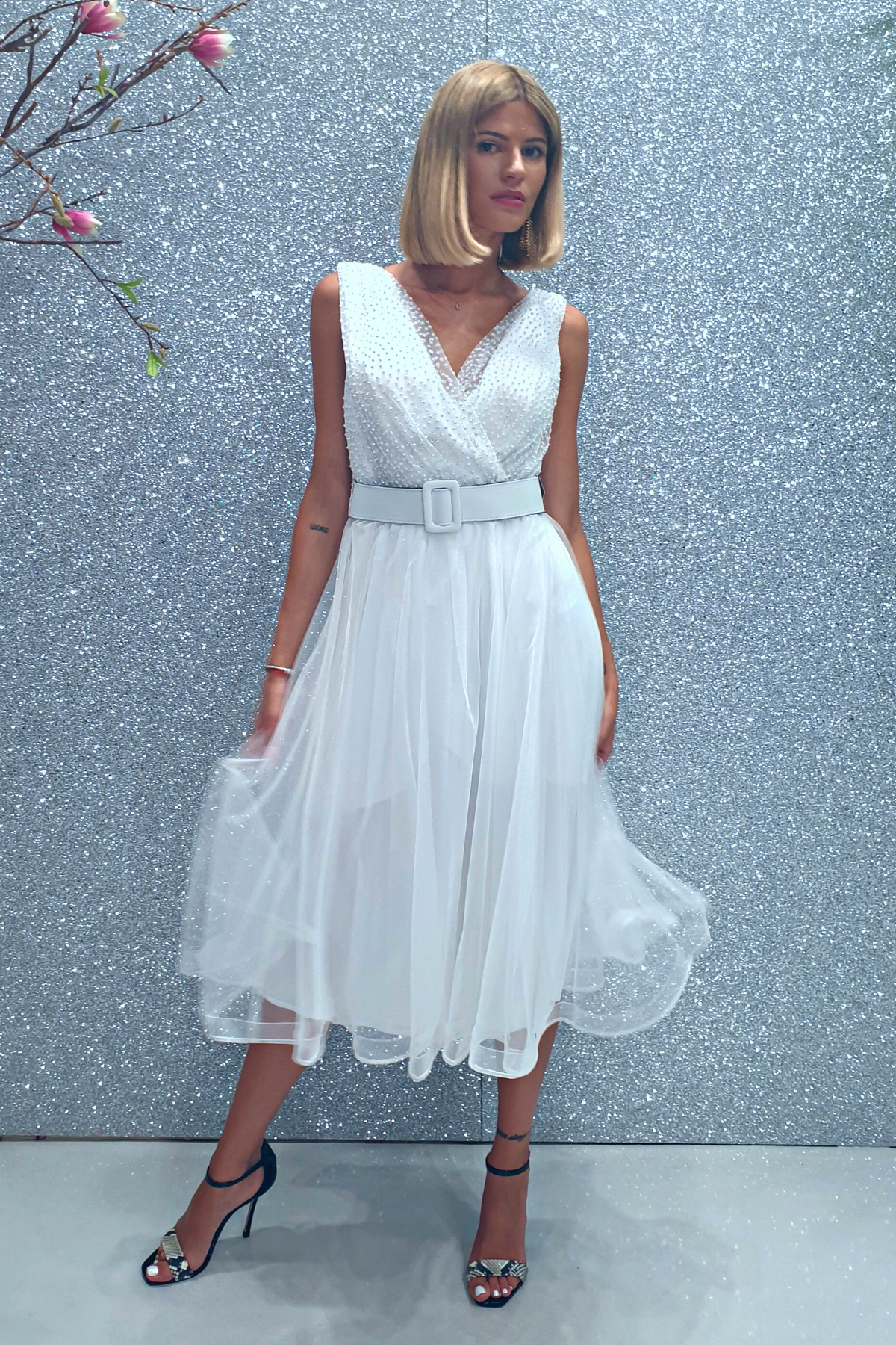 Abito princess bianco in tulle con corpetto a pois glitterati e cintura regolabile, abito corto elegante di Moda-Mania