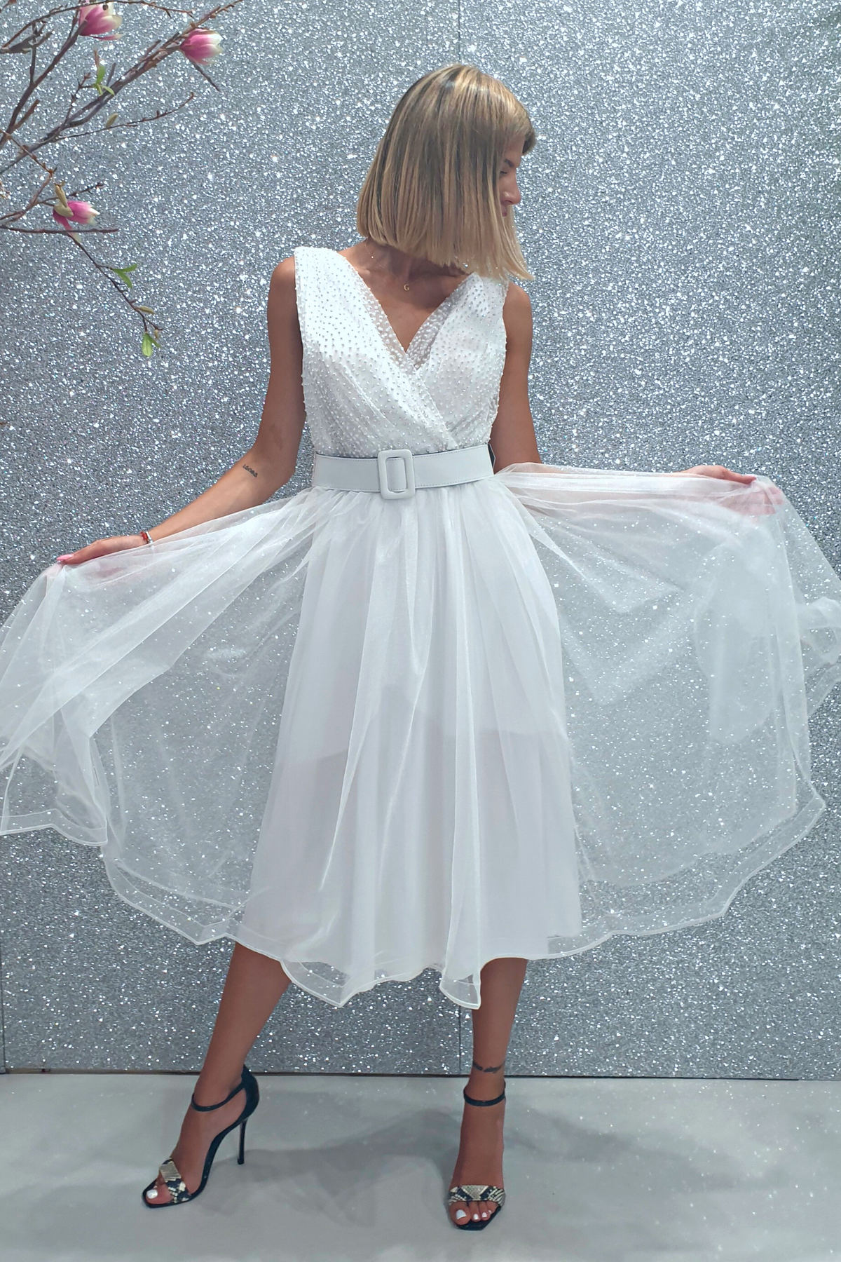 Abito princess bianco in tulle con corpetto a pois glitterati e cintura regolabile, vestito corto elegante di Moda-Mania