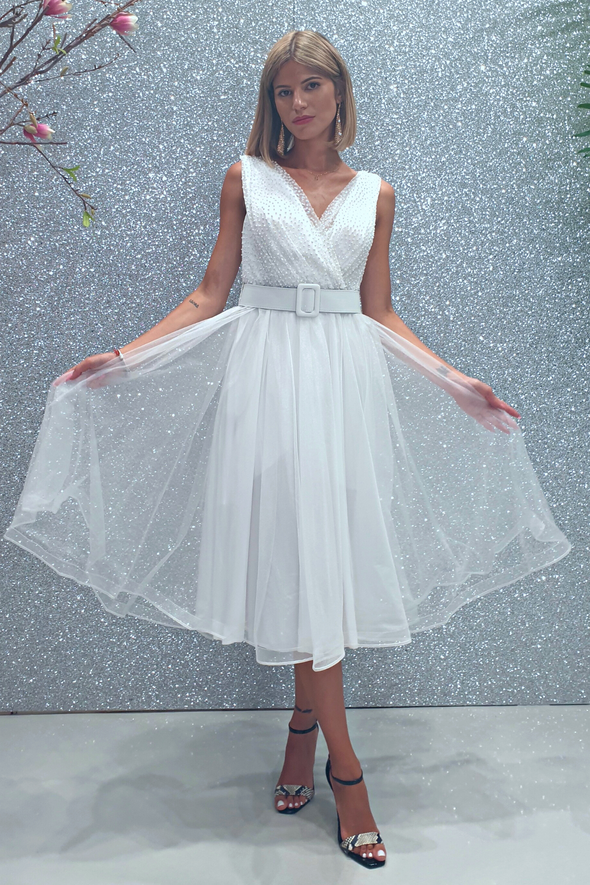 Abito princess bianco in tulle con corpetto a pois glitterati e cintura regolabile, abiti corti di Moda-Mania, dettaglio elegante.
