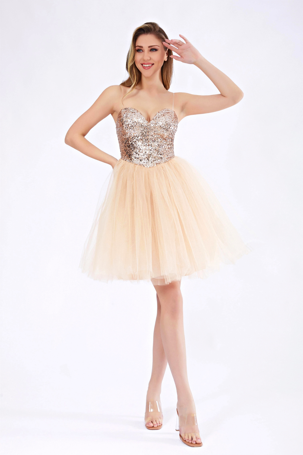 Abito princess dorato corto di Moda-Mania con gonna gonfia in tulle e corpetto a cuore in paillettes, elegante e scintillante.