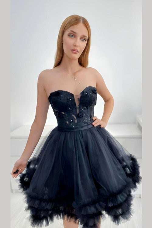 Abito princess nero Moda-Mania con corpetto floreale, scollo a cuore e gonna in tulle a strati, abiti corti eleganti e femminili.