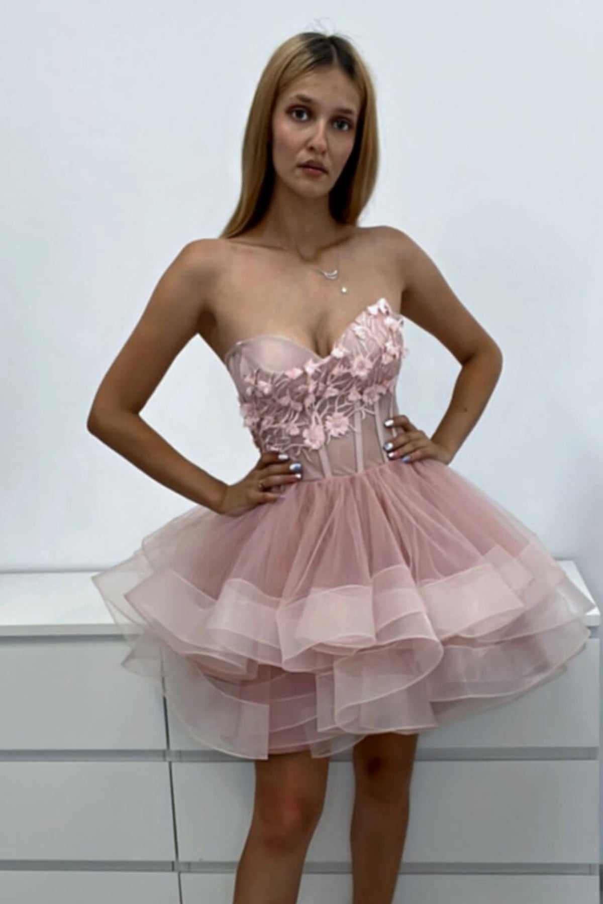 Abito princess rosa Moda-Mania, con corpetto a cuore regolabile e gonna in tulle a strati, perfetto per occasioni speciali.