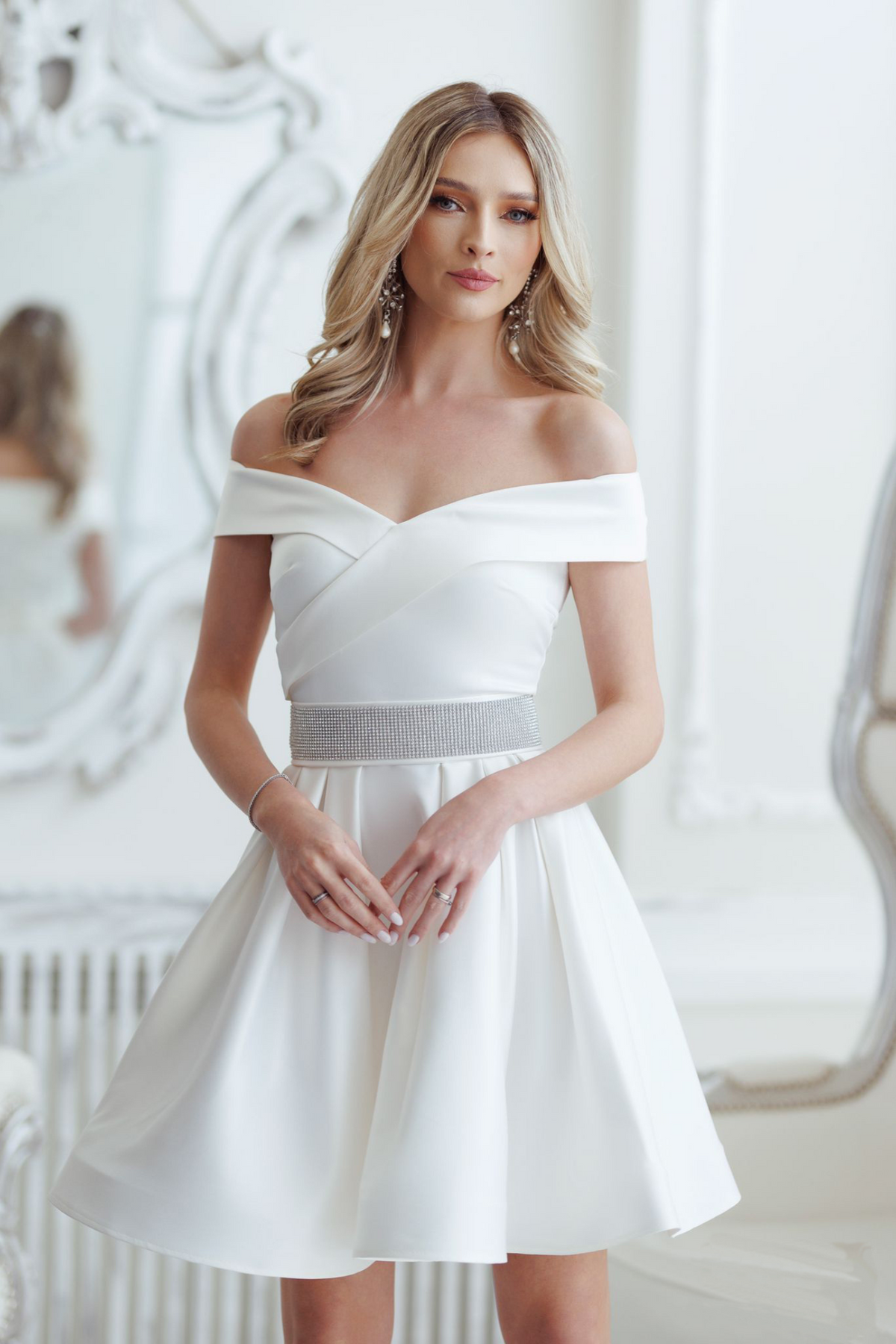 Abito princess svasato bianco Artista in taffetà, con scollo a barchetta e cintura in strass argento, vestito corto elegante