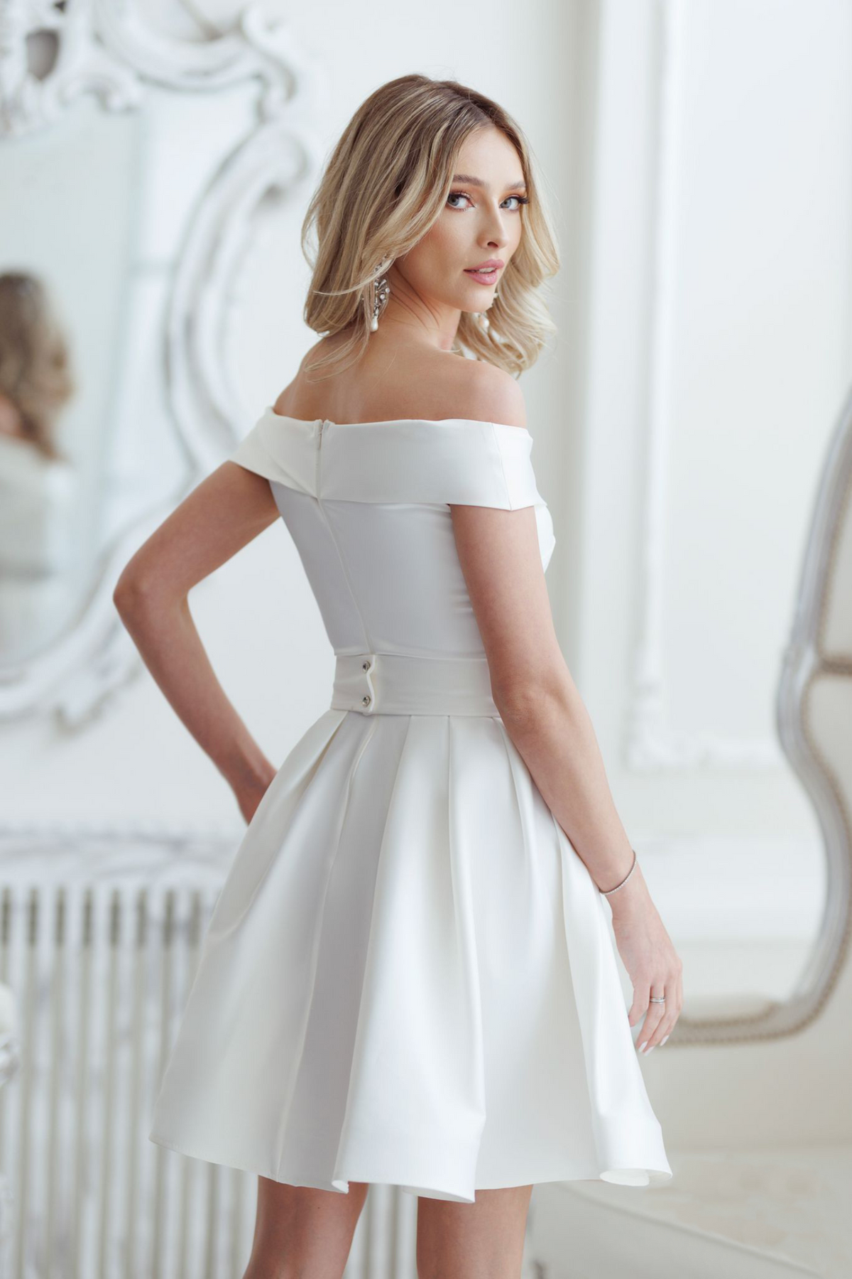Abito princess svasato bianco Artista in taffetà con scollo a barchetta e cintura in strass argento, abiti corti eleganti.