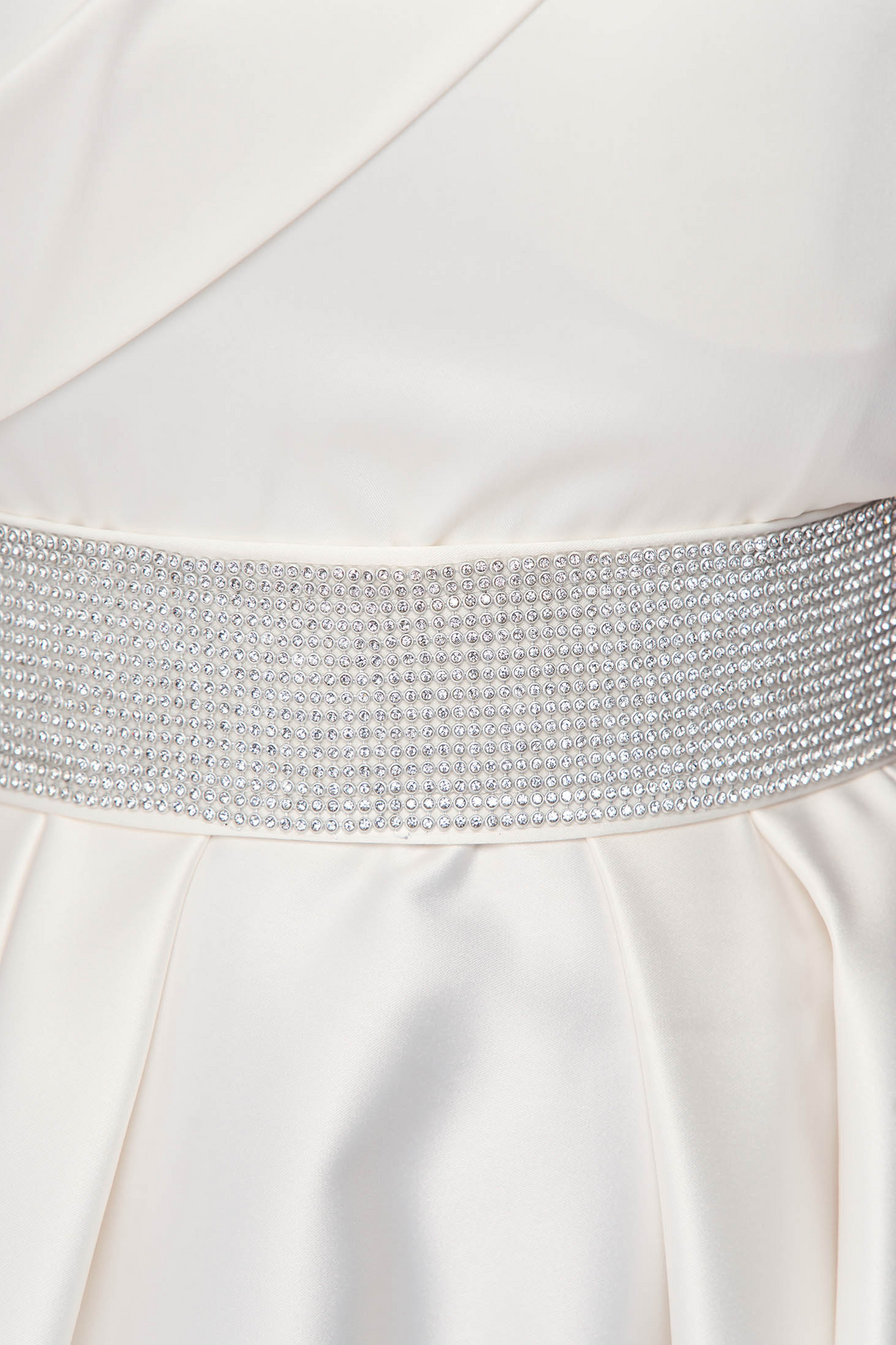Abito princess svasato bianco Artista in taffetà con scollo a barchetta e cintura con strass argento, abiti corti eleganti.