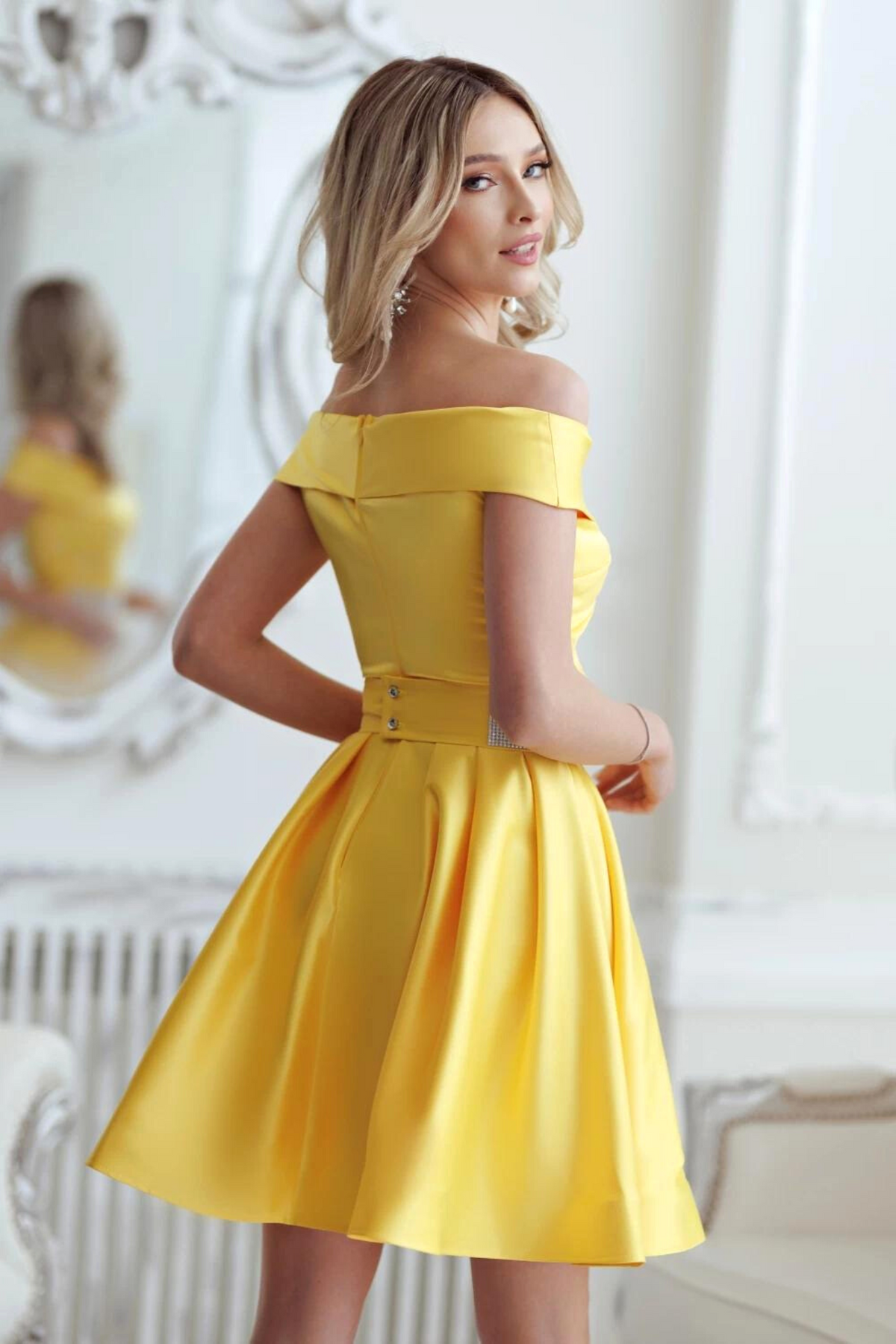 Abito corto princess giallo Artista in taffetà con scollo a barchetta e cintura in strass, vestibilità svasata elegante e femminile.