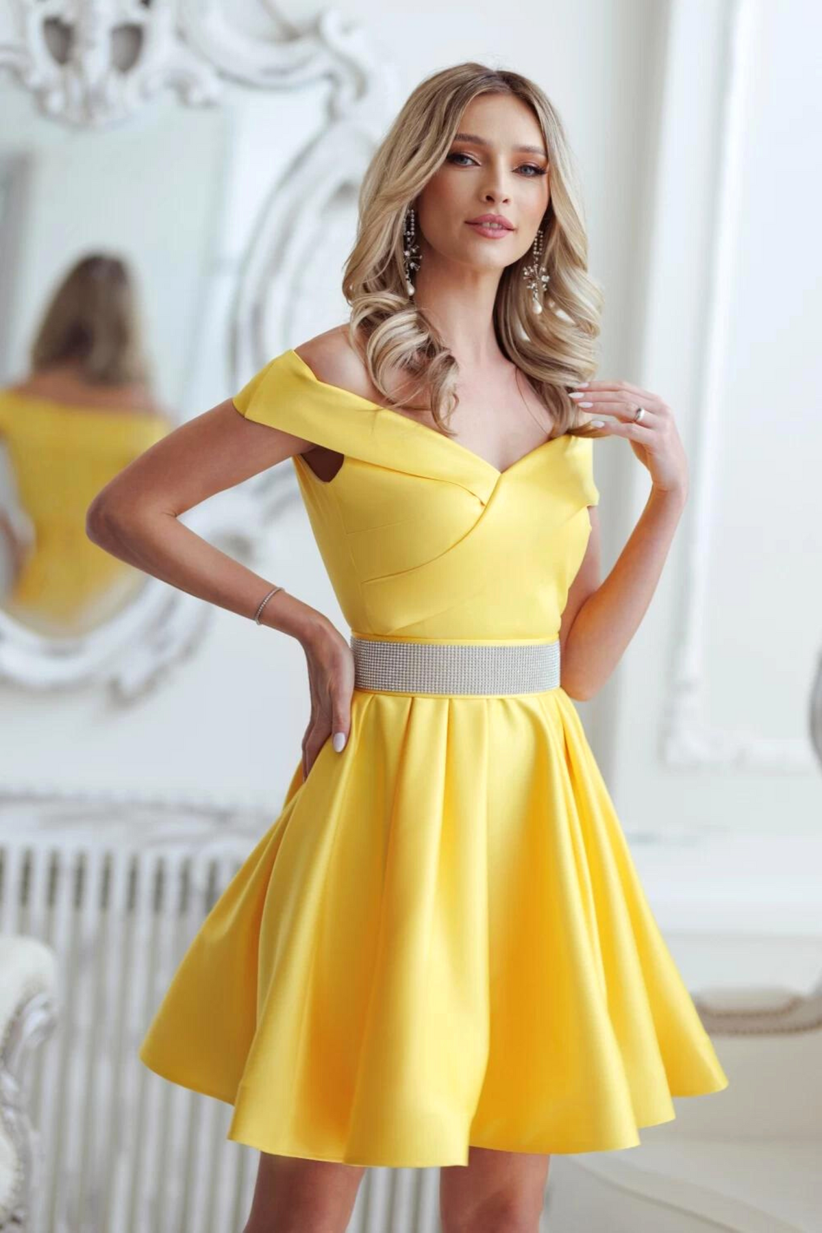 Abito princess giallo Artista in taffetà, svasato corto con scollo a barchetta e cintura con dettagli in strass.