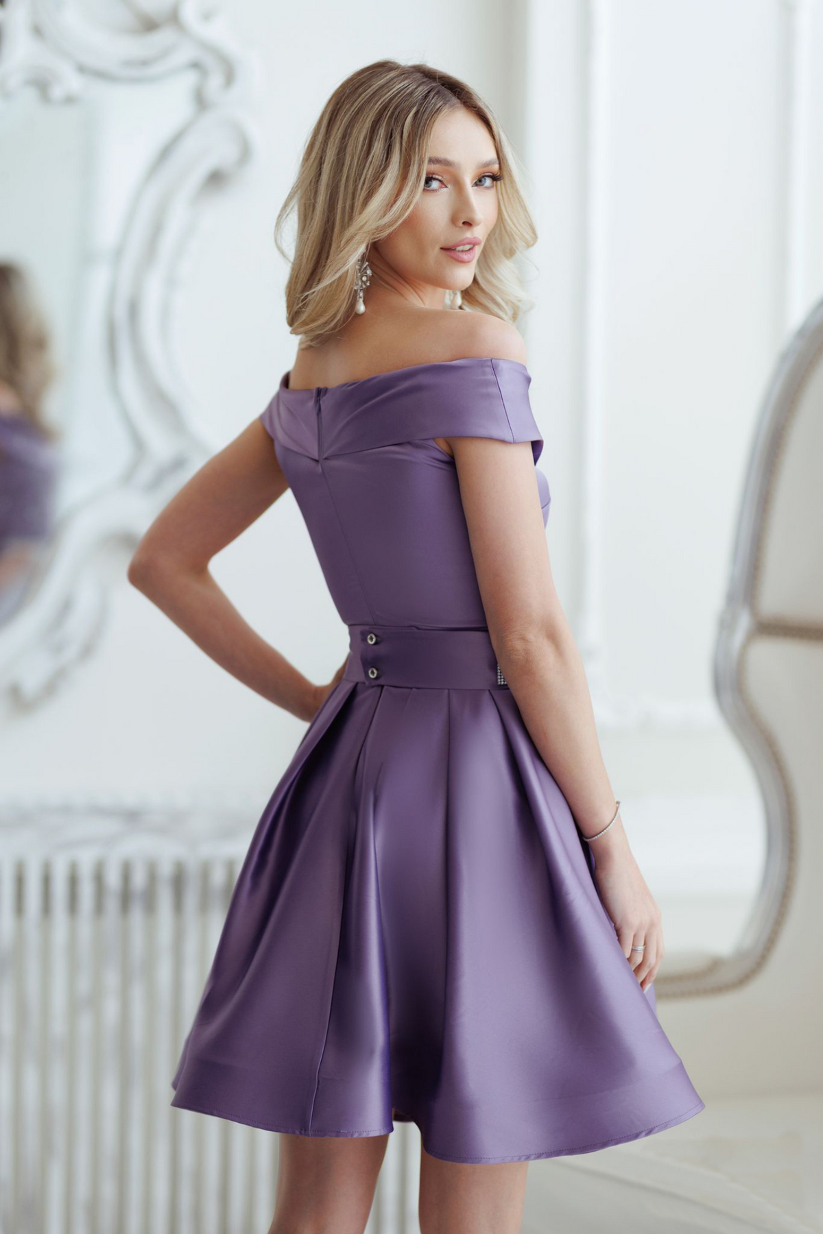 Abito princess svasato lilla scuro Artista in taffetà con scollo a barchetta e cintura in strass argento, abiti corti elegante.