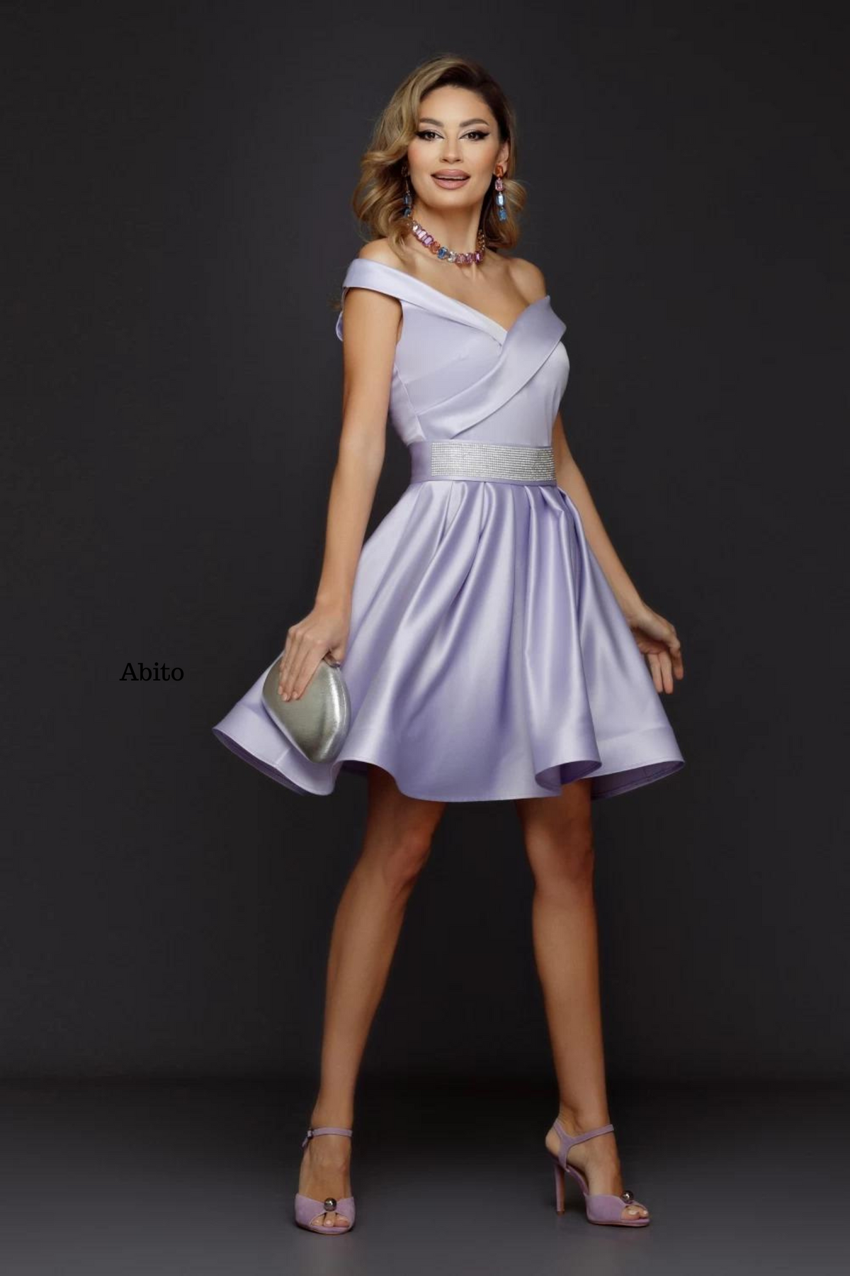 Abito princess svasato lilla scuro Artista in taffetà con scollo a barchetta e cintura con strass argentati.