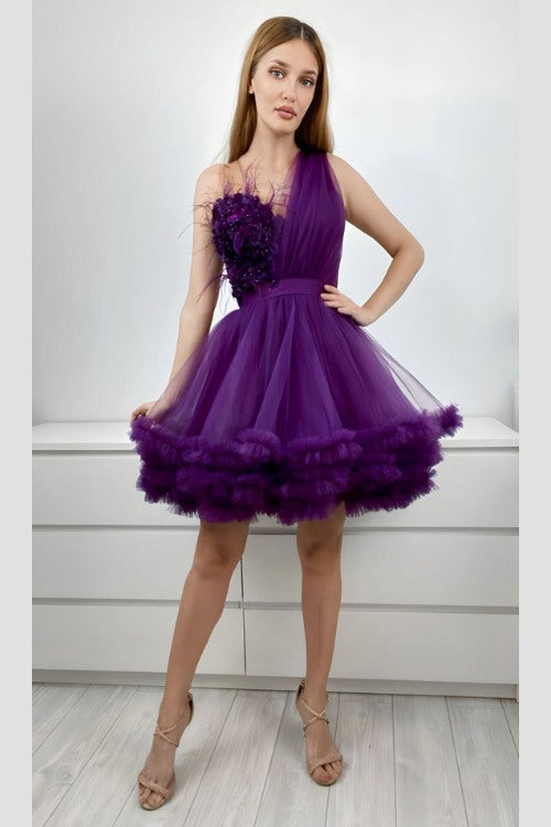 Abito princess viola prugna in tulle con corpetto a fiori 3D e piume decorative, abiti corti Moda-Mania, dettagli eleganti.