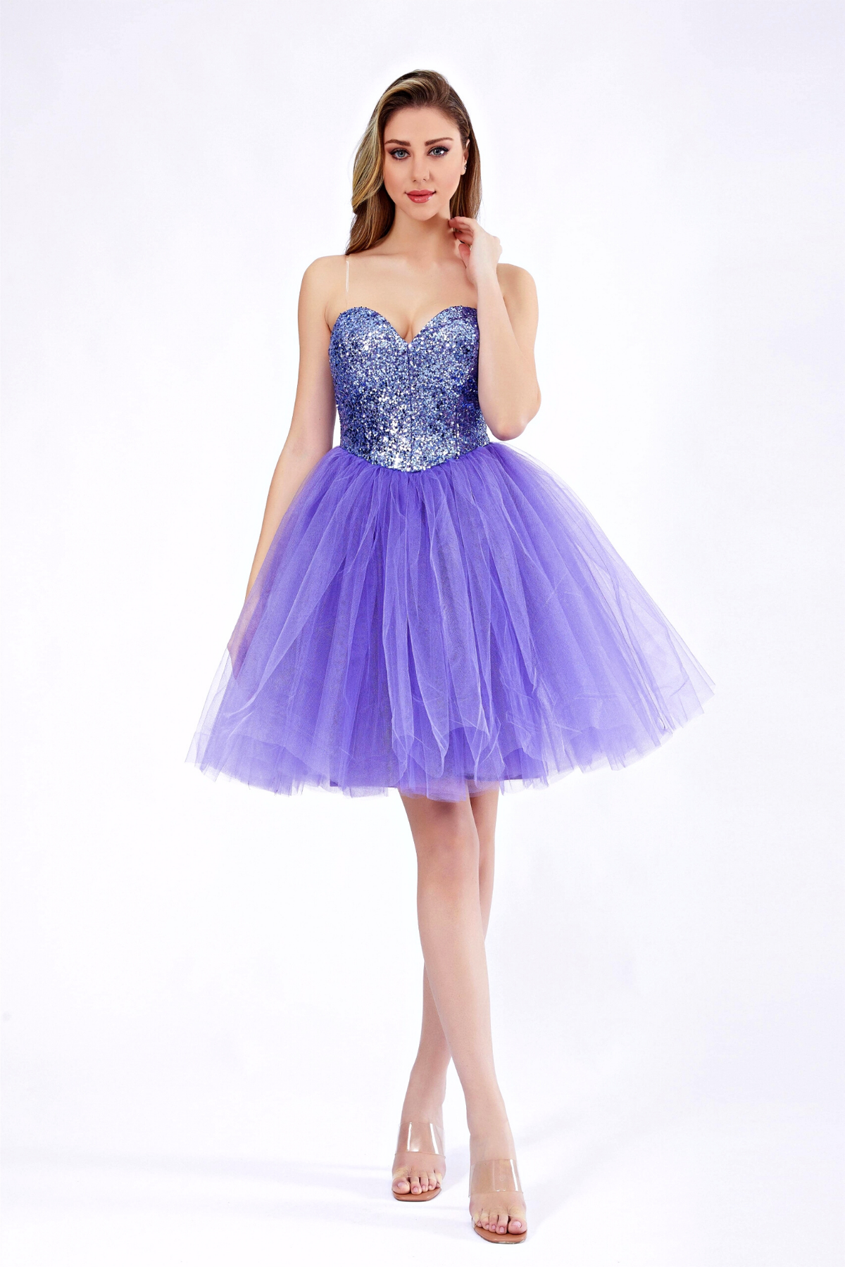 Abito princess violetto con gonna gonfia in tulle e corpetto a cuore in paillettes, abiti corti Moda-Mania, elegante e luminoso.