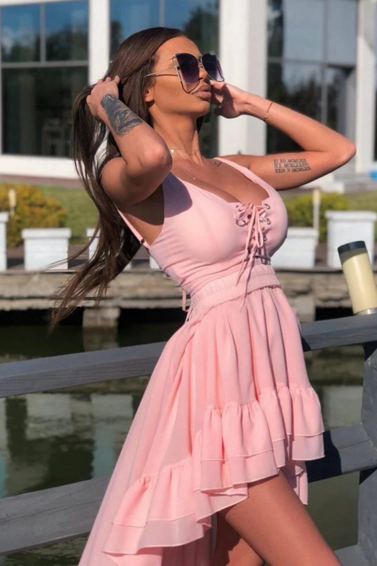 Abito rosa Foggi con coda, dettagli volants e stringhe decorative, tessuto leggero e stile elegante.