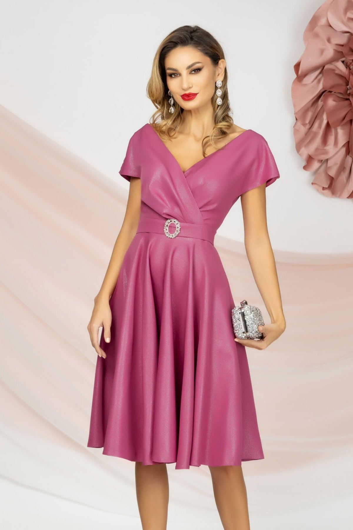 Abito rosa scuro corto al ginocchio svasato Pretty Girl con cinturino in tessuto e fibbia argento con cristalli.