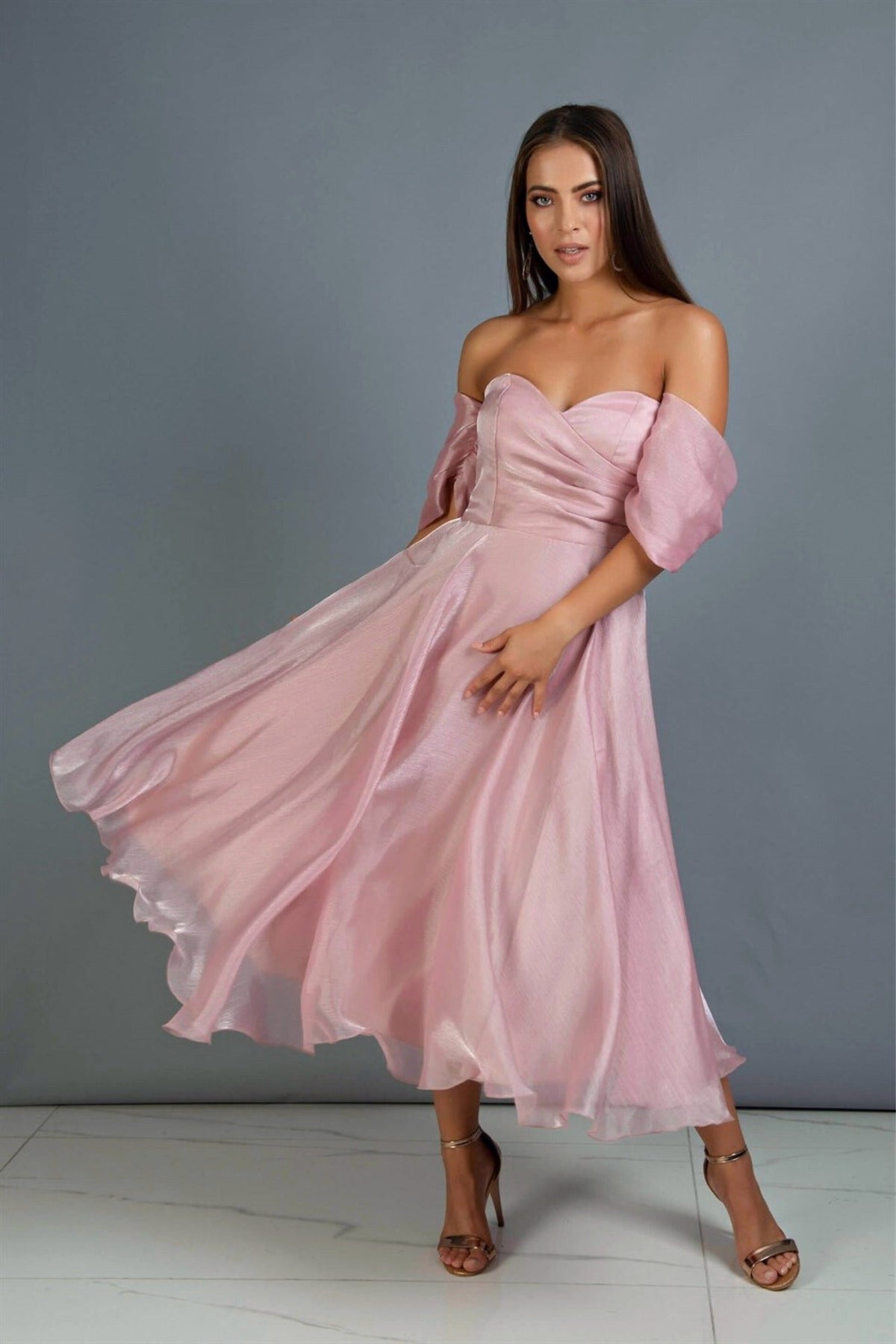 Abito midi rosa svasato in organza con scollo a cuore e maniche cadenti, moda elegante di Moda-Mania.