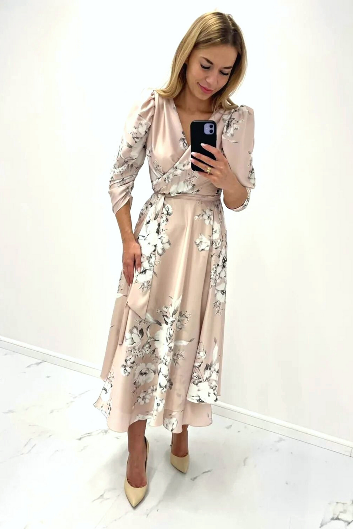 Abito lungo svasato beige panna con fantasia floreale bianco, maniche a sbuffo e allacciatura in vita, marca Moda-Mania.