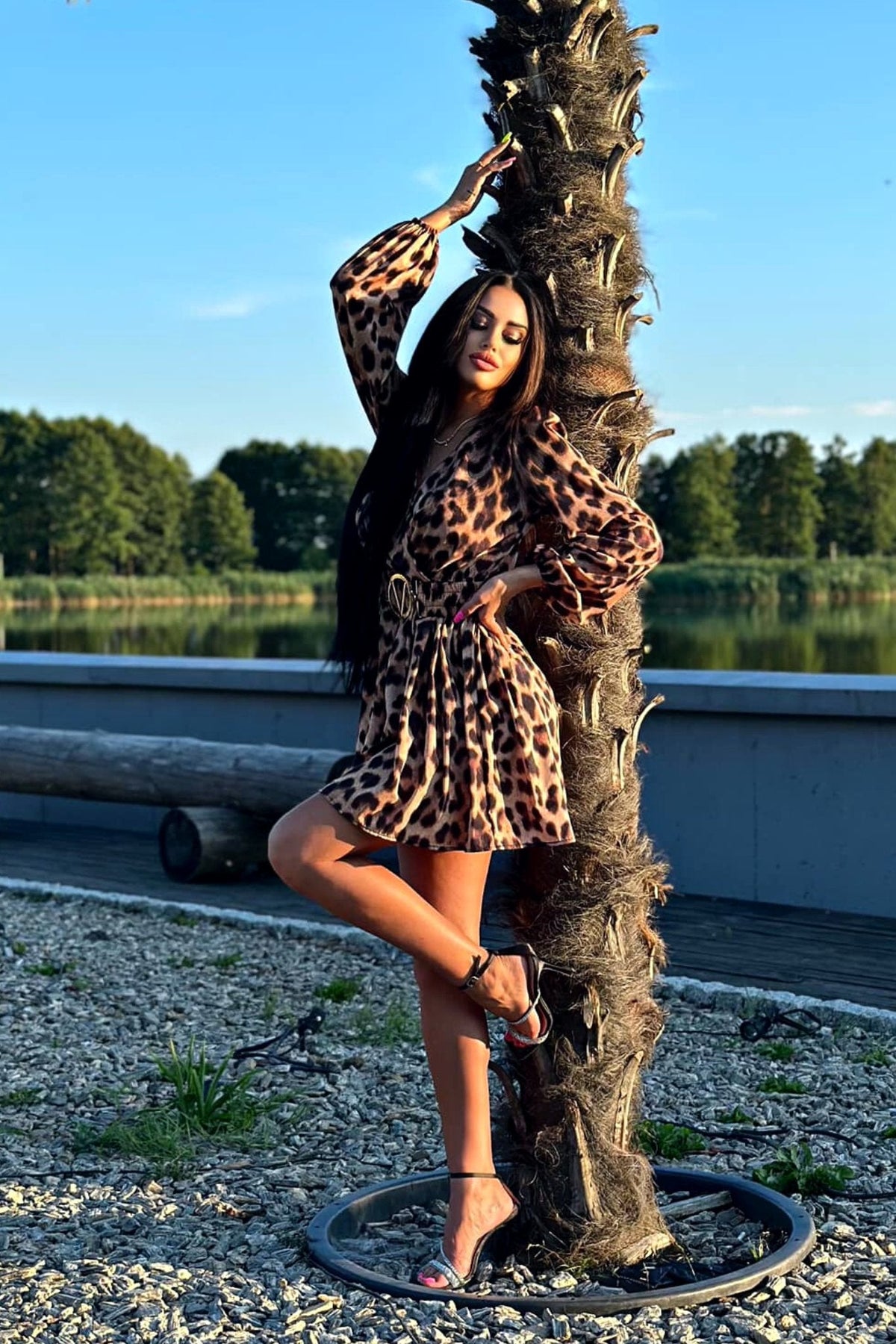 Abito svasato corto leopardato di Moda-Mania con scollo a V e cintura elasticizzata, vestito estivo elegante e alla moda.
