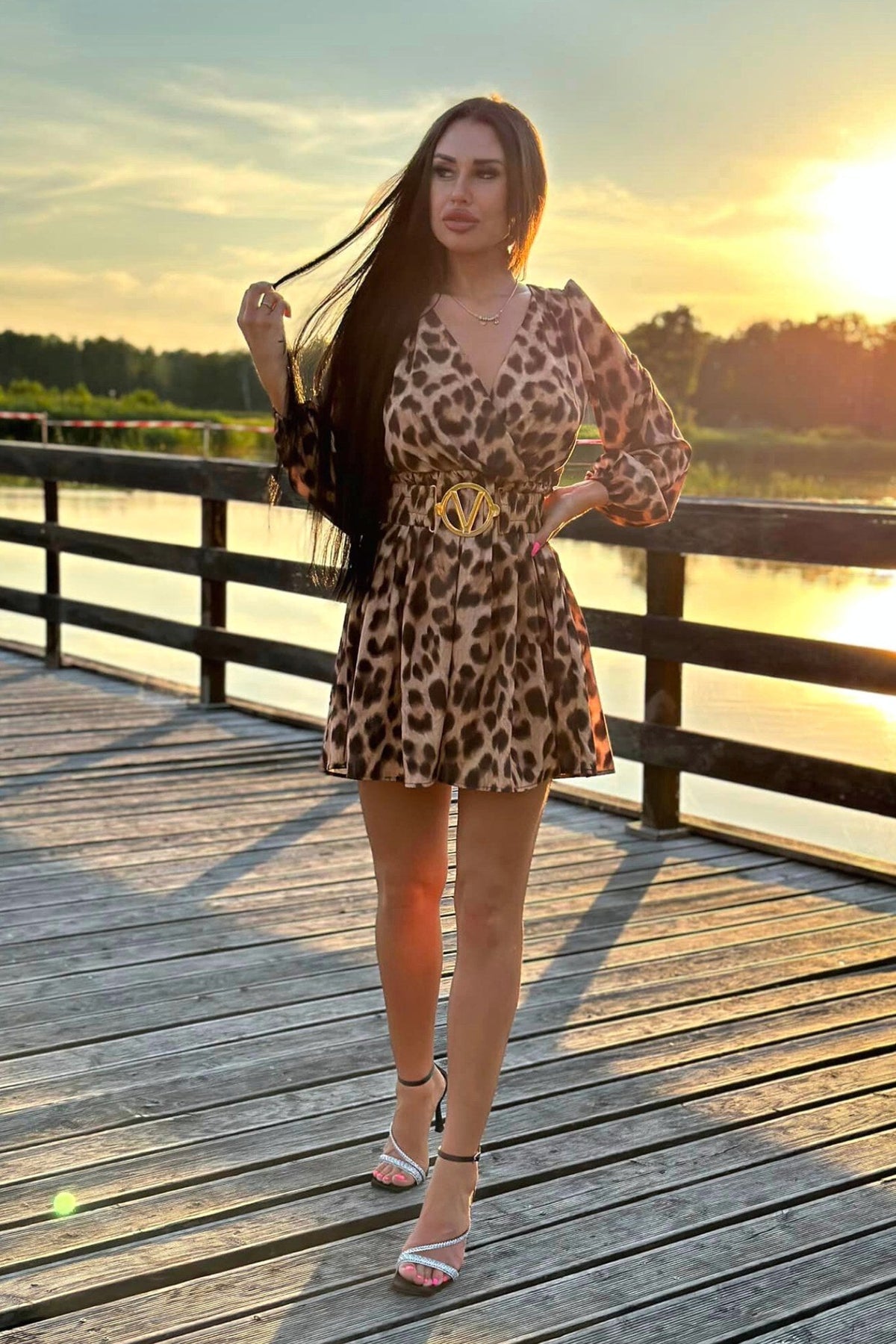 Abito corto svasato a stampa leopardata di Moda-Mania con scollo a V e cintura elasticizzata, in tessuto leggero.