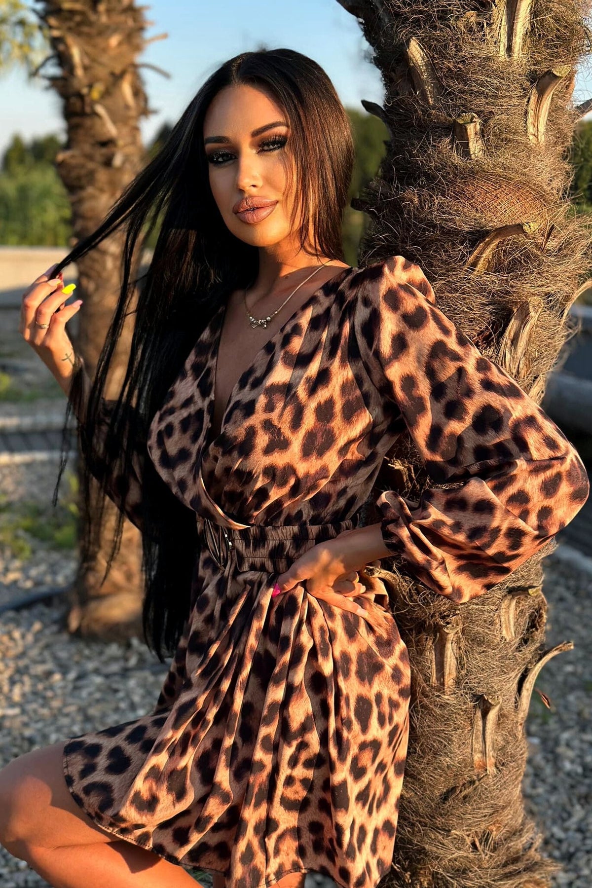 Abito corto svasato leopardato Moda-Mania con scollo a V e cintura elasticizzata, tessuto leggero e stampa animalier.