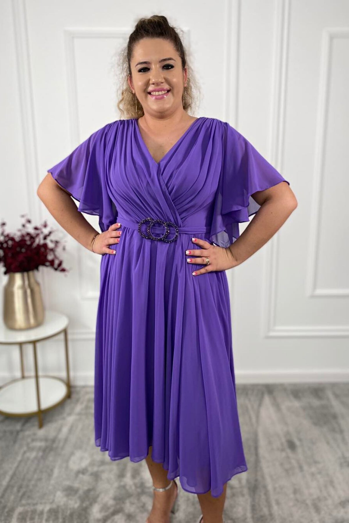 Abito lungo svasato per donne curvy in lavanda viola con maniche a campana e cinturino in vita con accessorio, Moda Mania