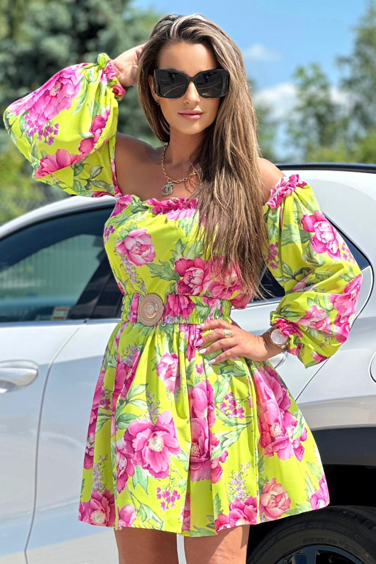 Abito svasato estivo giallo lime con stampa floreale, maniche lunghe rimovibili e cintura elasticizzata, di Moda-Mania.