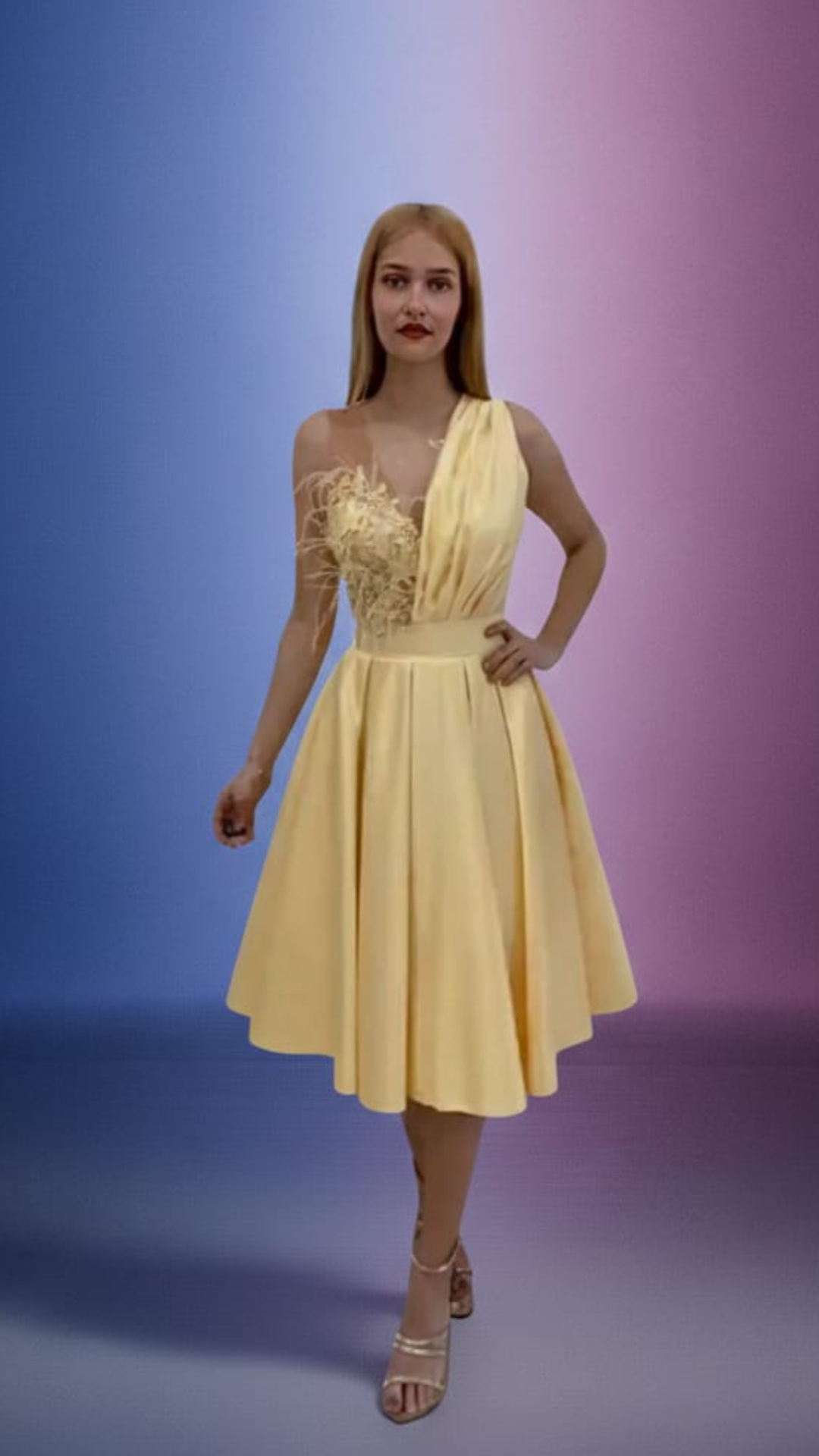 Abito svasato giallo midi Moda-Mania con corpetto floreale e dettagli di piume decorative, abito corto elegante e femminile