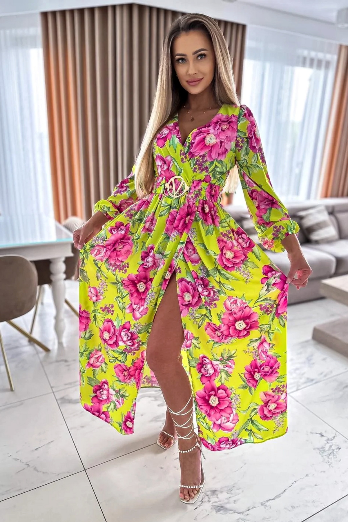 Abito lungo svasato giallo con stampa floreale, spacco e cintura elasticizzata, di Moda-Mania, vista frontale.
