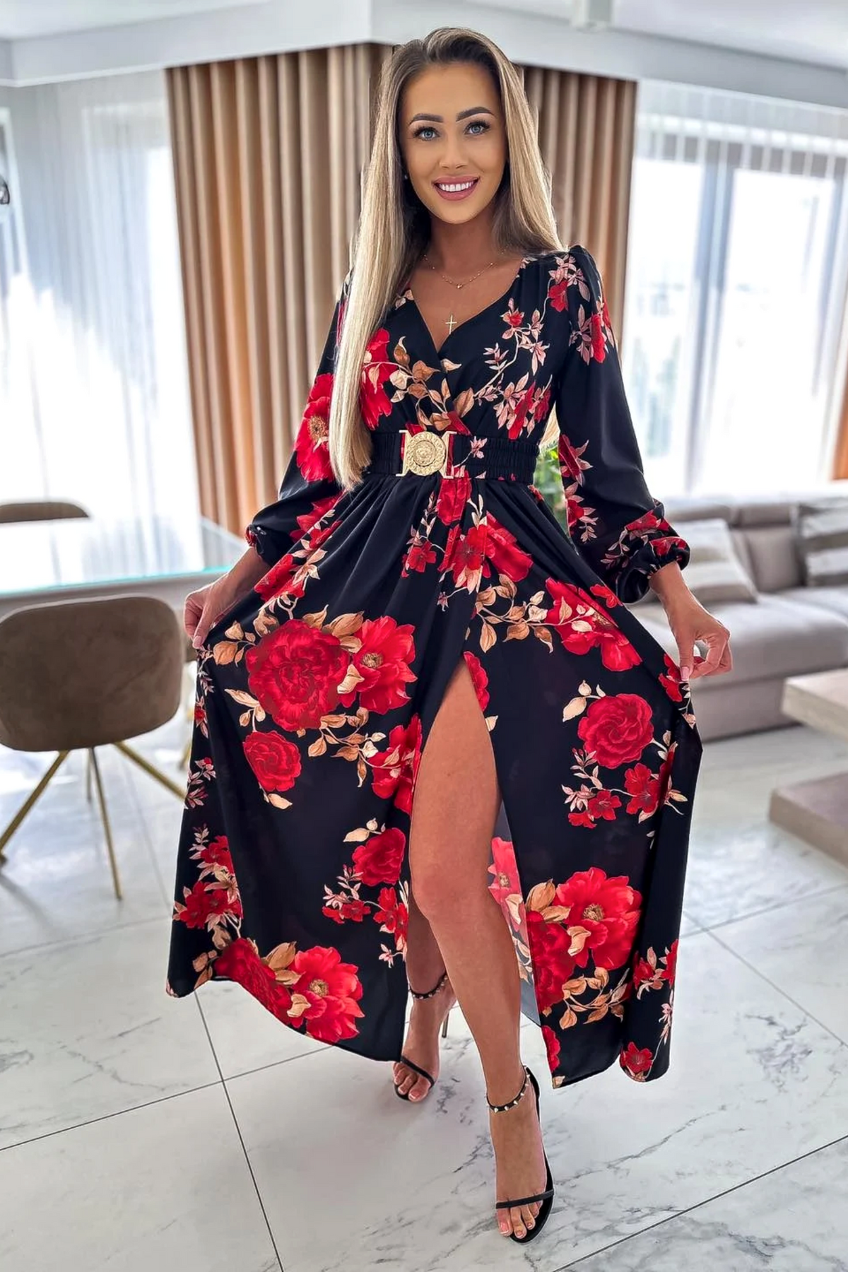 Abito lungo svasato nero con stampa floreale rossa, spacco e cintura elasticizzata, da Moda-Mania, in tessuto leggero.