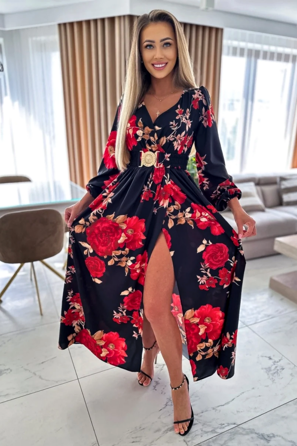 Abito lungo svasato nero con stampa floreale rossa, spacco e cintura elasticizzata, moda-mania, abiti lunghi elegante e femminile