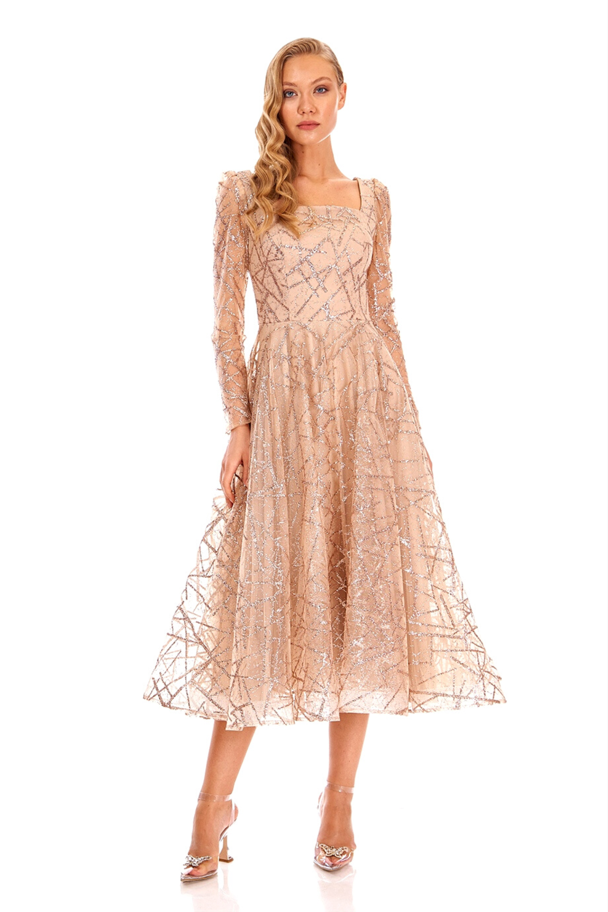 Abito lungo svasato in tulle con trama glitterata dorata, maniche lunghe, firmato Moda-Mania, ideale per occasioni eleganti.
